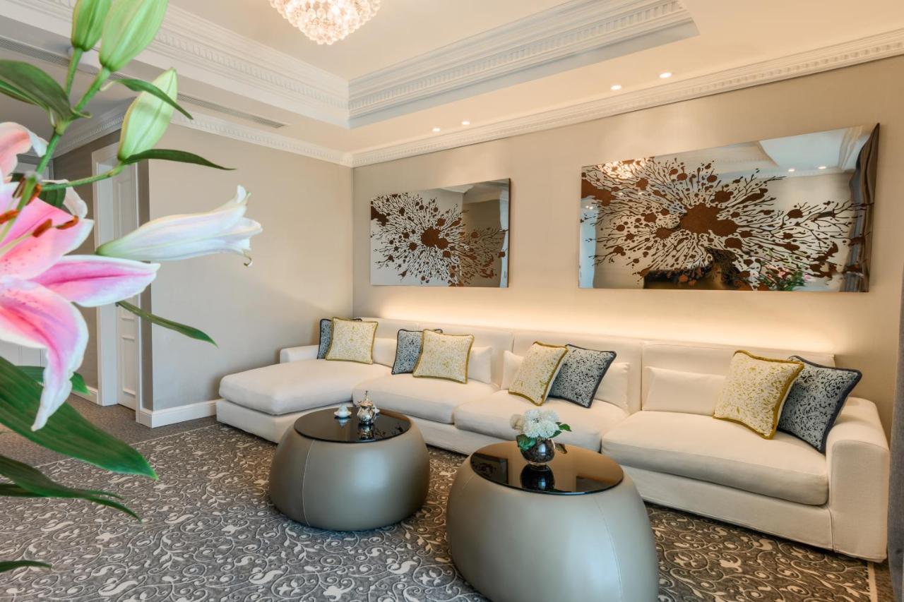 Centara West Bay Hotel & Residences Doha Exterior foto The lobby of the hotel