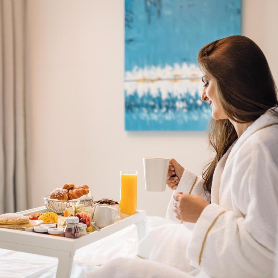 Centara West Bay Hotel & Residences Doha Exterior foto A woman in a bathrobe