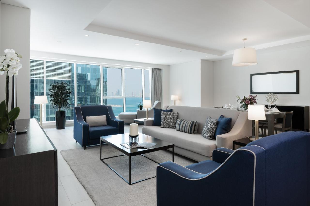 Centara West Bay Hotel & Residences Doha Exterior foto A living room at the Ritz-Carlton, Dubai