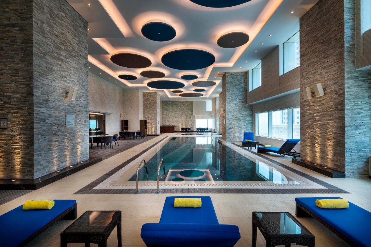 Centara West Bay Hotel & Residences Doha Exterior foto The swimming pool at the hotel