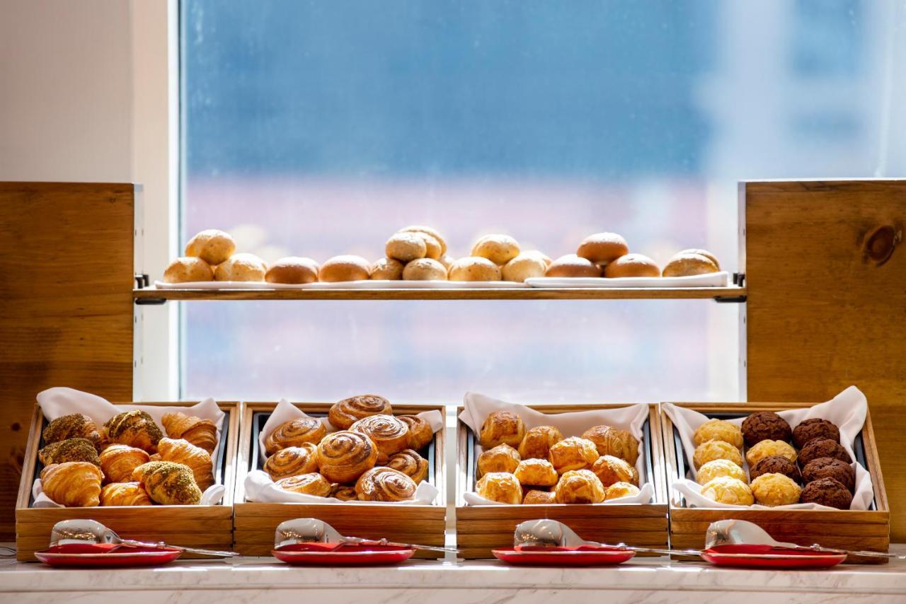 Centara West Bay Hotel & Residences Doha Exterior foto Bakery items